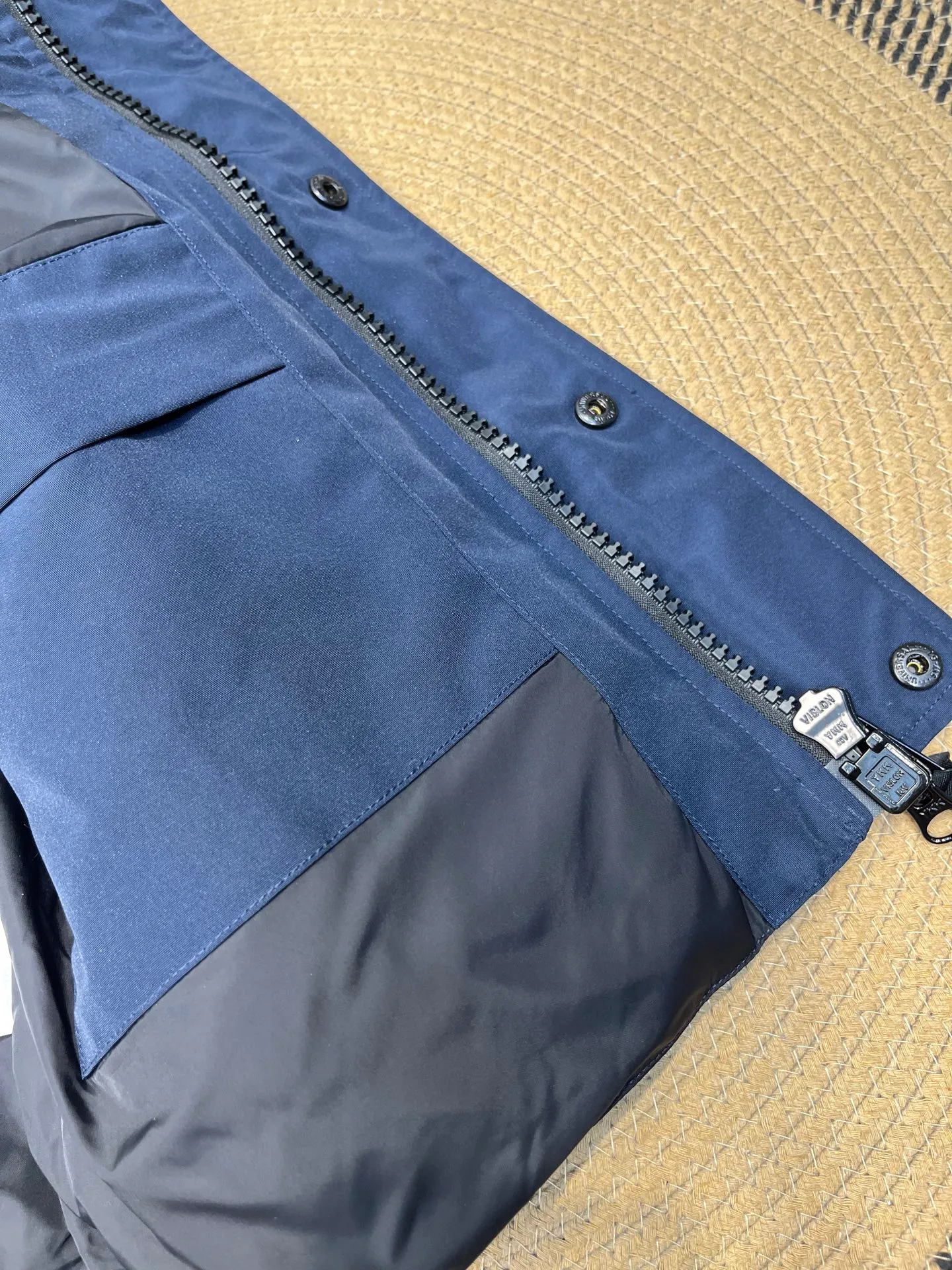 P380 🇨🇦Canada Goose""🇨🇦🌟 Garson down vest has always been recognized as the warmest down jacket. Various Instagram celebrities, Internet celebrities, and celebrities often wear it for street photos. I make Canada Goose every year, but I still can't get rid of my love for it. No matter how cold the days are, there is no need to be afraid, because there is! Filled with 90% white duck down, it is the legendary warmest down jacket and is known as a must-have for Arctic outdoor sports! The most popular down jacket in the world, celebrities are rushing to buy it, it is a must-have!  Size: XS to 2XL